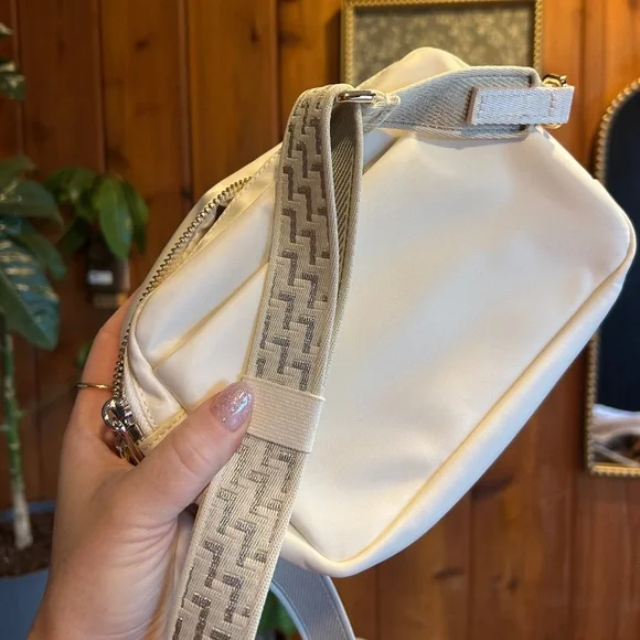 Lululemon Athletica Cream Crossbody Bag - Picture 3 of 3